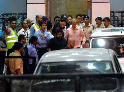 Justin Bieber exiting the Mumbai airport at 1.20AM